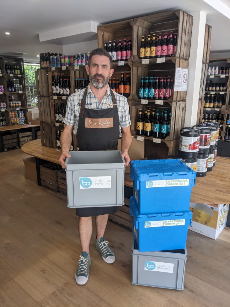 M. Caron, gérant de Brun Houblon, avec le matériel de collecte de Bouteilles d'Avenirs